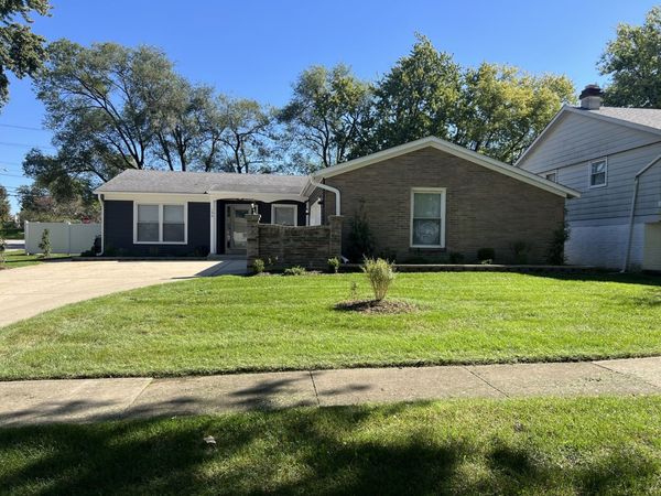 196 Green Court , Streamwood, IL 60107