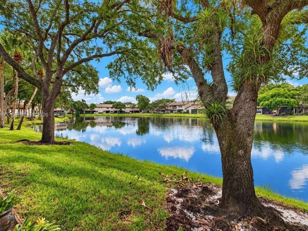 9012 Vineyard Lake Dr , Plantation, FL 33324
