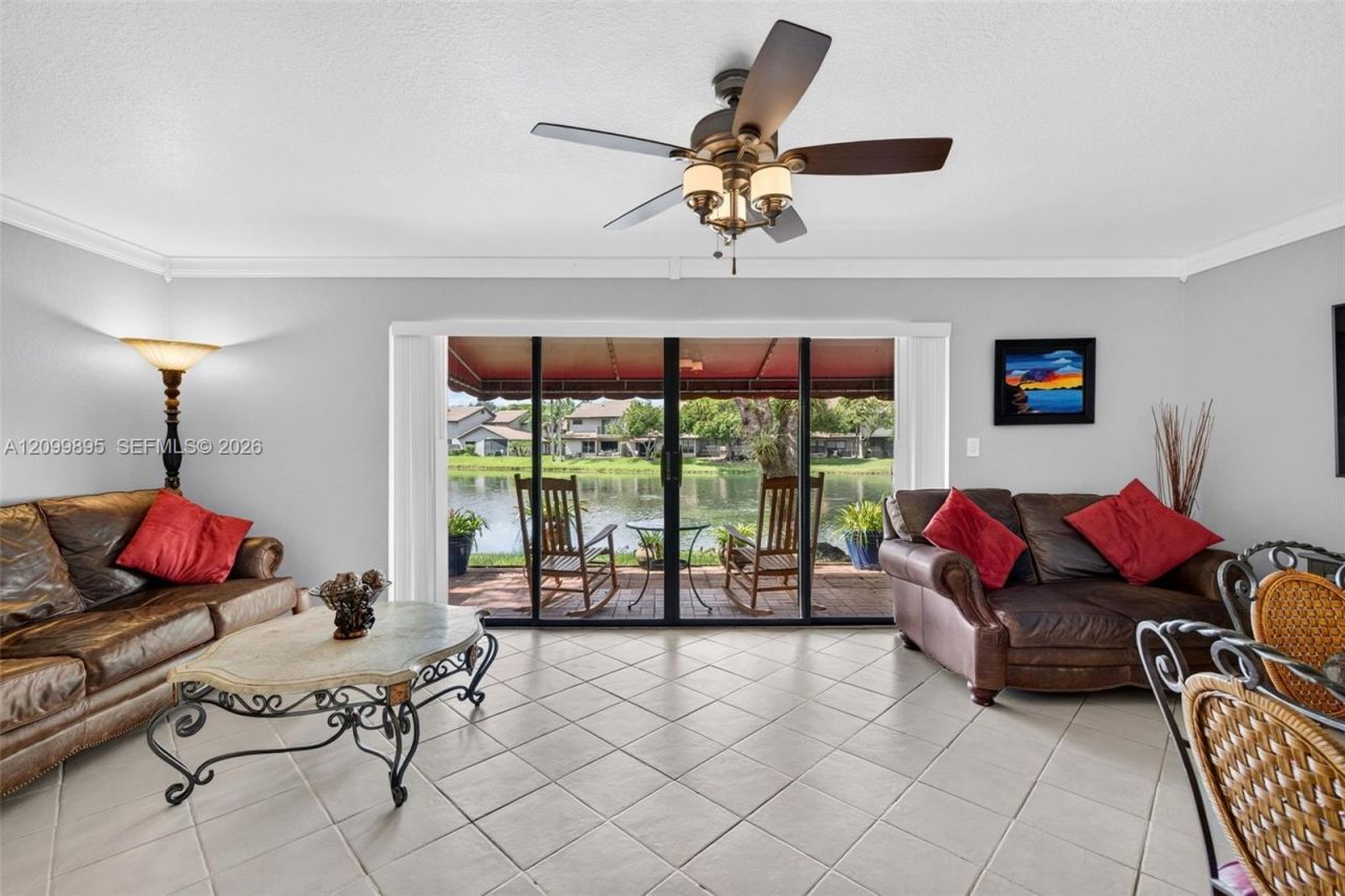 9012 Vineyard Lake Dr, Plantation, FL 33324 Photo