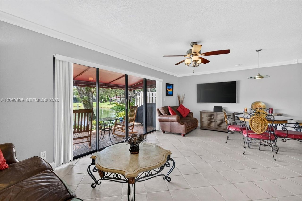 9012 Vineyard Lake Dr, Plantation, FL 33324 Photo