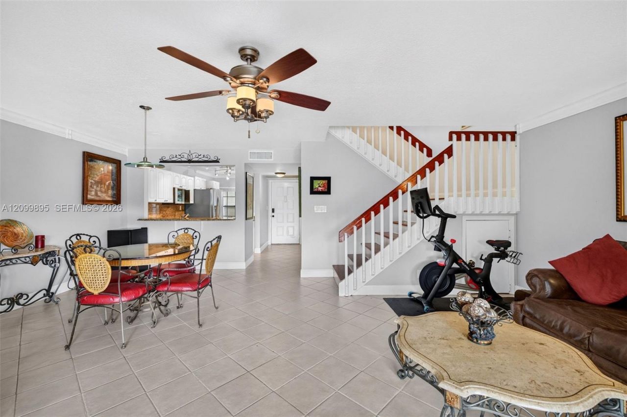 9012 Vineyard Lake Dr, Plantation, FL 33324 Photo