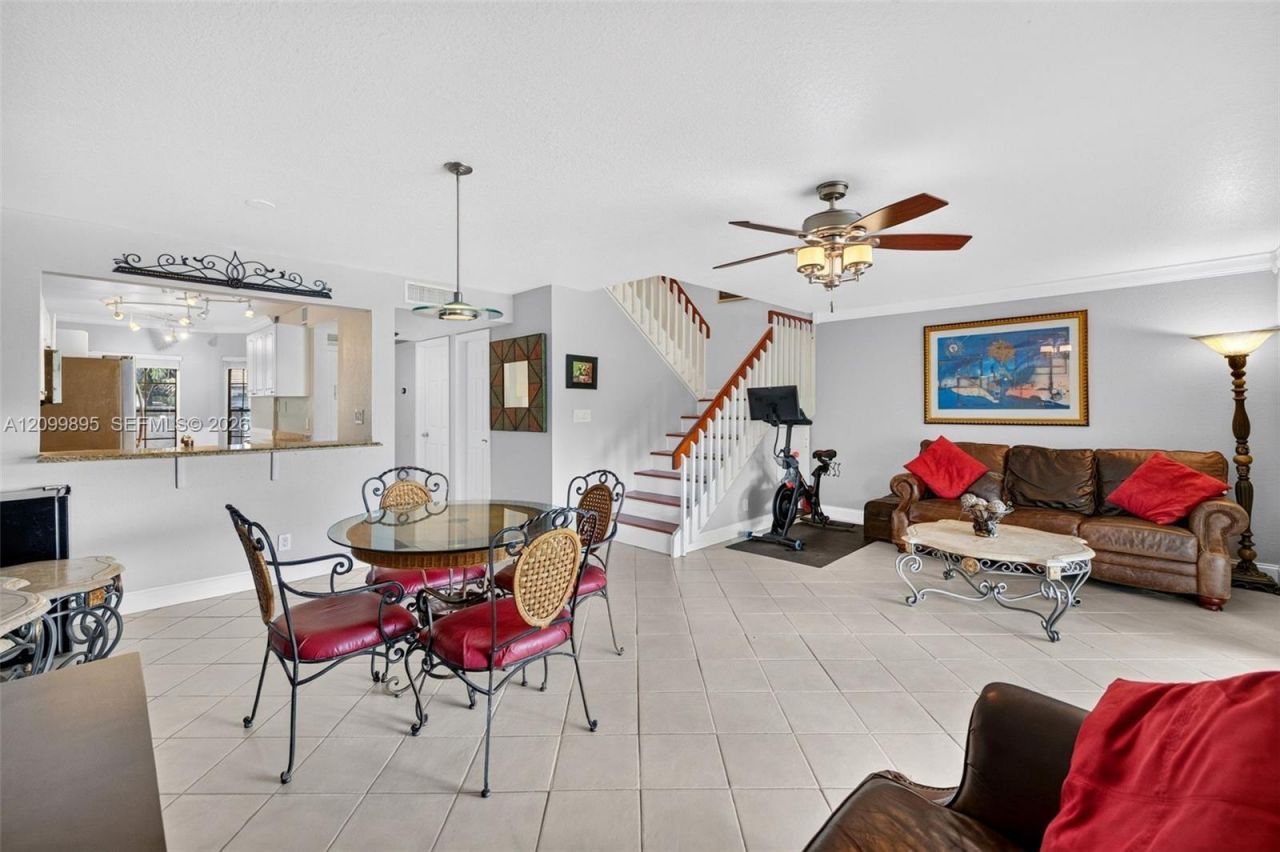 9012 Vineyard Lake Dr, Plantation, FL 33324 Photo