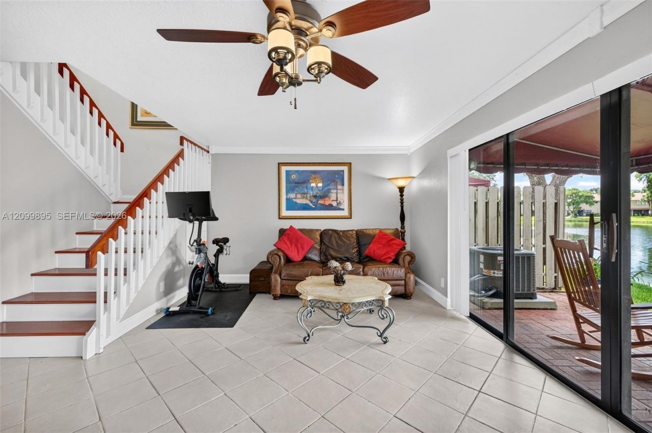 9012 Vineyard Lake Dr, Plantation, FL 33324 Photo