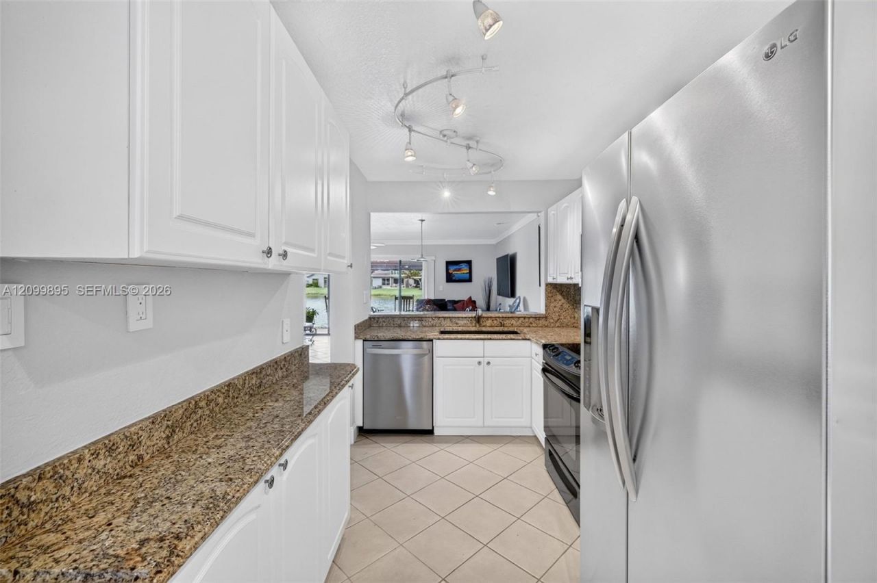 9012 Vineyard Lake Dr, Plantation, FL 33324 Photo
