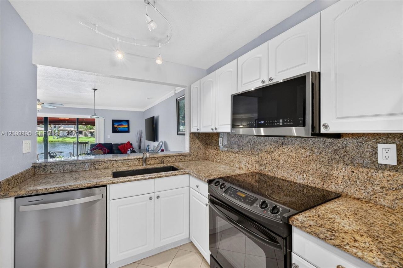 9012 Vineyard Lake Dr, Plantation, FL 33324 Photo