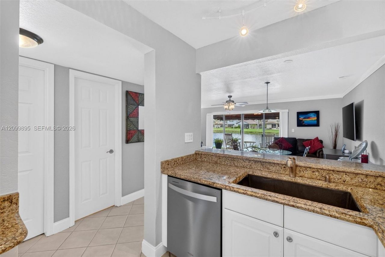 9012 Vineyard Lake Dr, Plantation, FL 33324 Photo