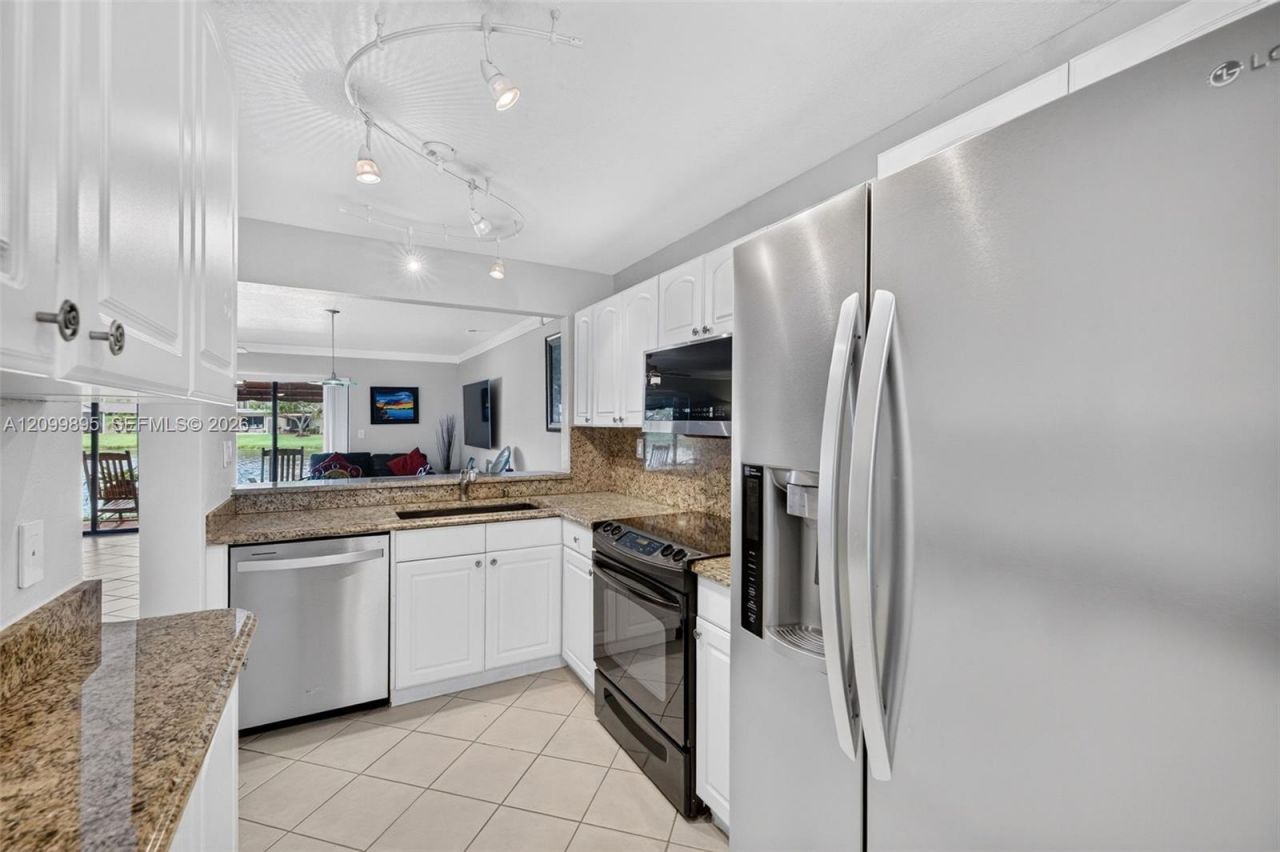 9012 Vineyard Lake Dr, Plantation, FL 33324 Photo