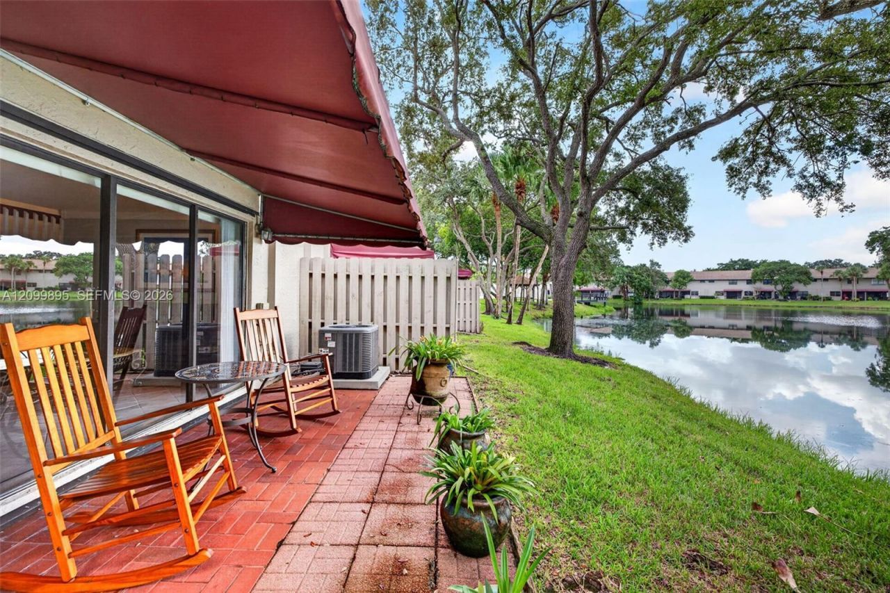 9012 Vineyard Lake Dr, Plantation, FL 33324 Photo