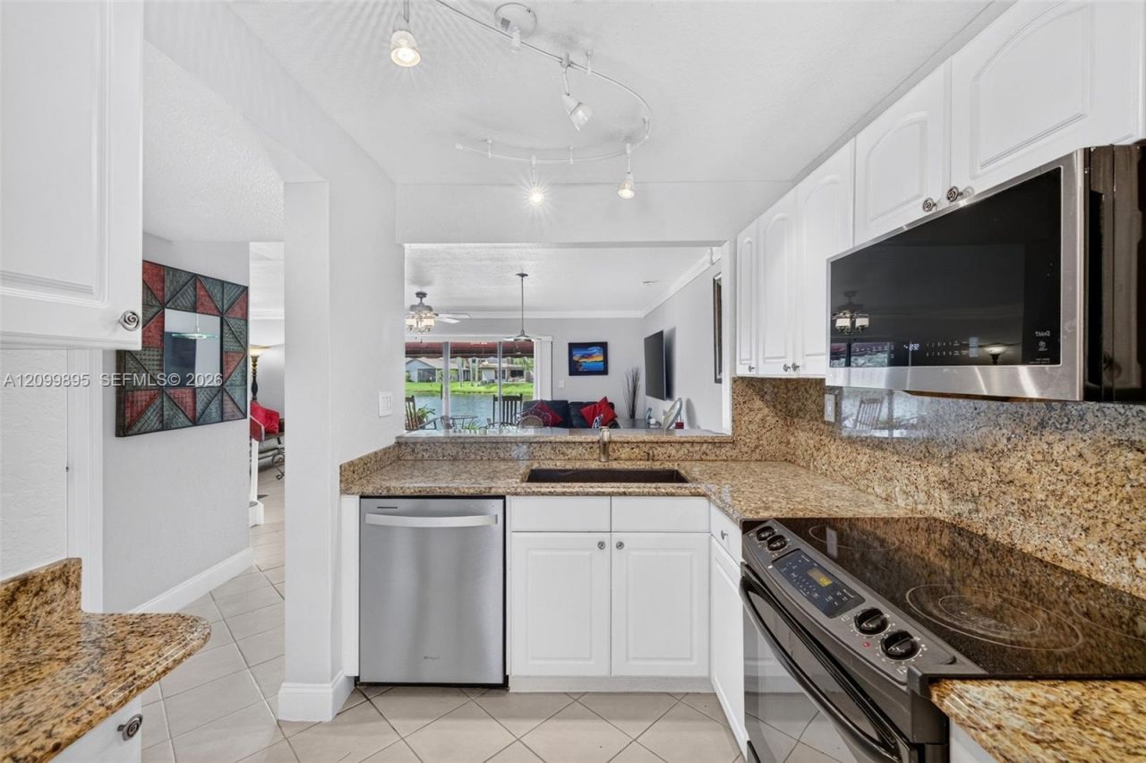9012 Vineyard Lake Dr, Plantation, FL 33324 Photo