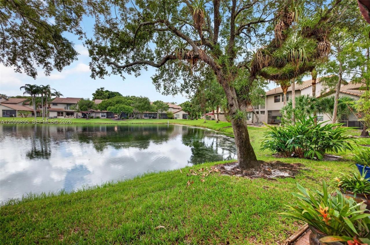 9012 Vineyard Lake Dr, Plantation, FL 33324 Photo