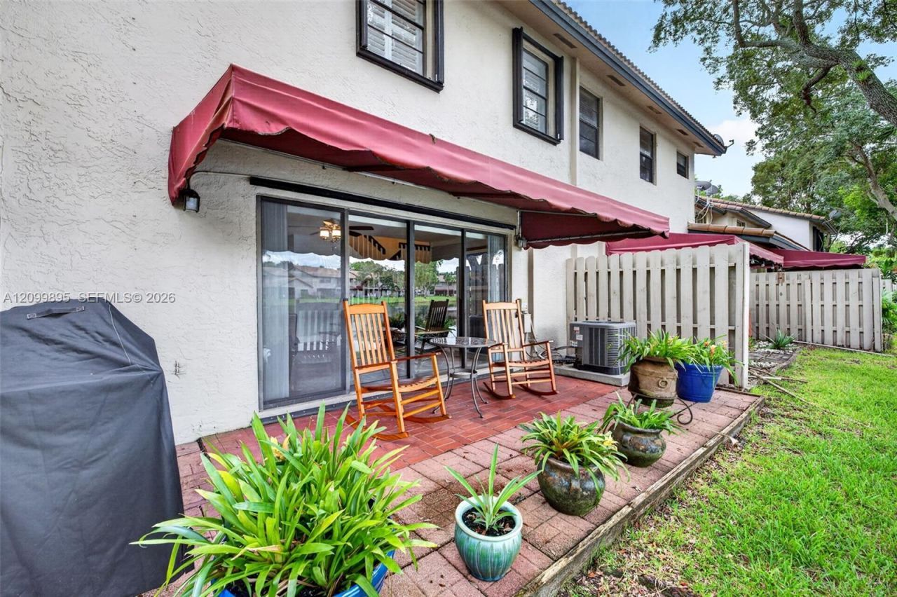 9012 Vineyard Lake Dr, Plantation, FL 33324 Photo