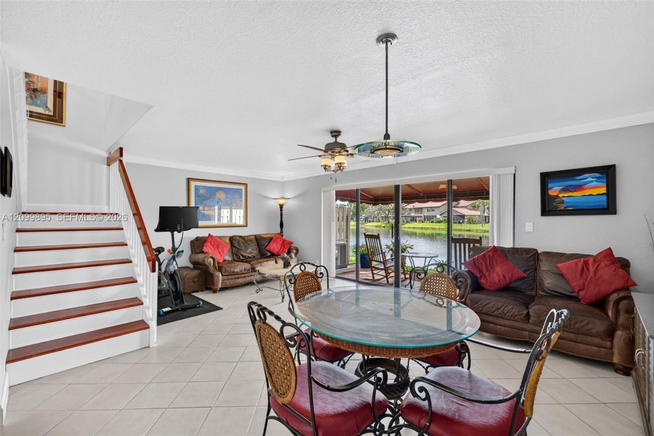 9012 Vineyard Lake Dr, Plantation, FL 33324 Photo