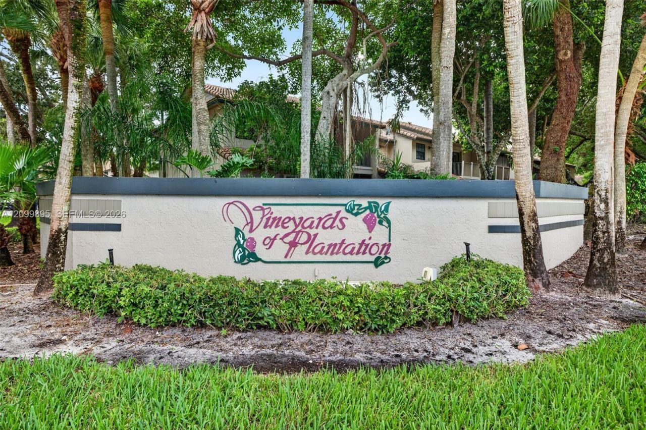 9012 Vineyard Lake Dr, Plantation, FL 33324 Photo