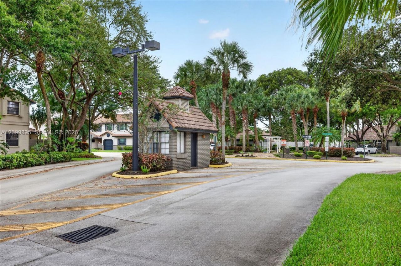 9012 Vineyard Lake Dr, Plantation, FL 33324 Photo