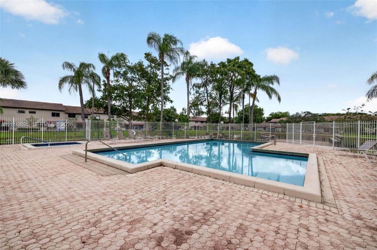 9012 Vineyard Lake Dr, Plantation, FL 33324 Photo