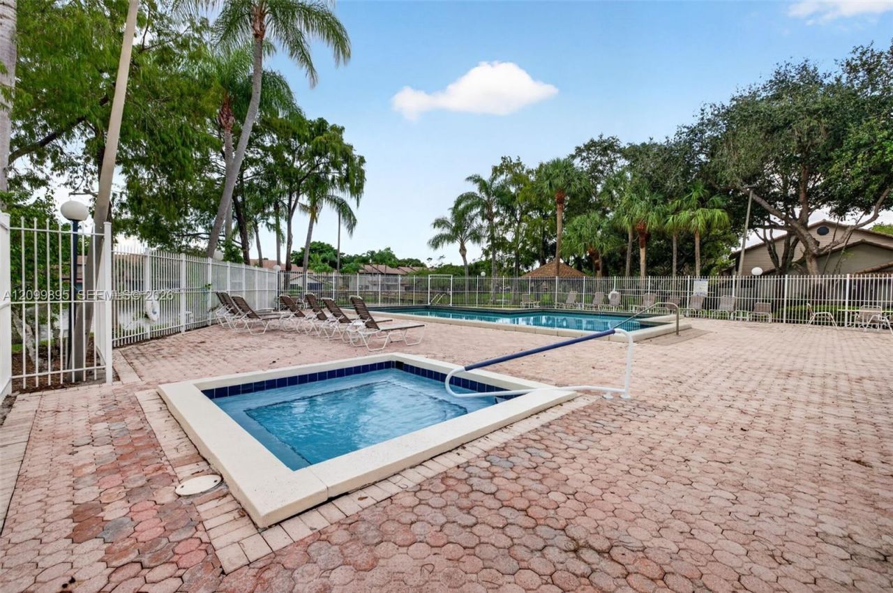 9012 Vineyard Lake Dr, Plantation, FL 33324 Photo