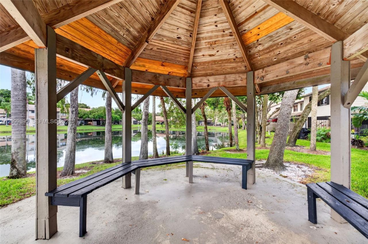 9012 Vineyard Lake Dr, Plantation, FL 33324 Photo