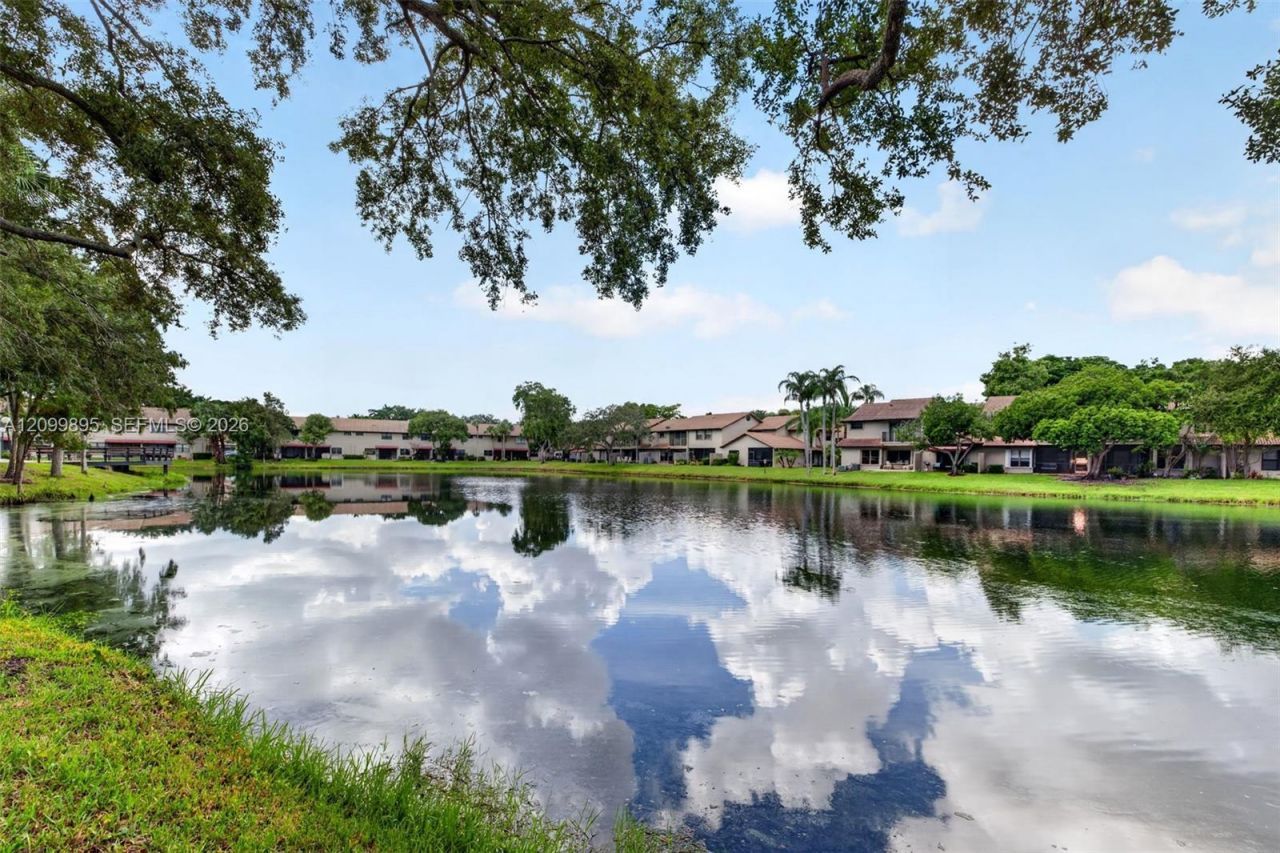 9012 Vineyard Lake Dr, Plantation, FL 33324 Photo
