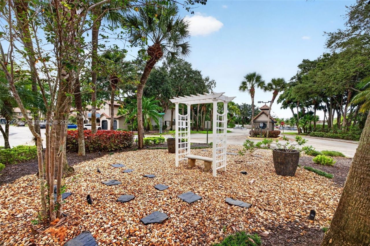 9012 Vineyard Lake Dr, Plantation, FL 33324 Photo