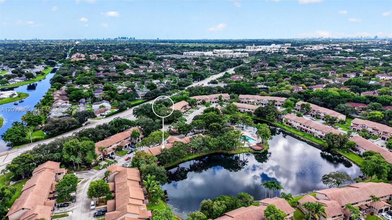 9012 Vineyard Lake Dr, Plantation, FL 33324 Photo