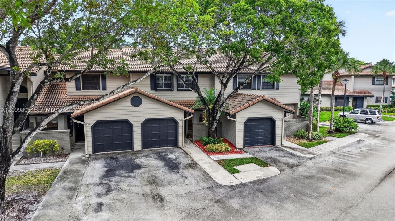 9012 Vineyard Lake Dr, Plantation, FL 33324 Photo