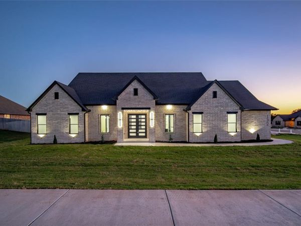 132 W Lynn Court Drive, Mustang, OK 73064