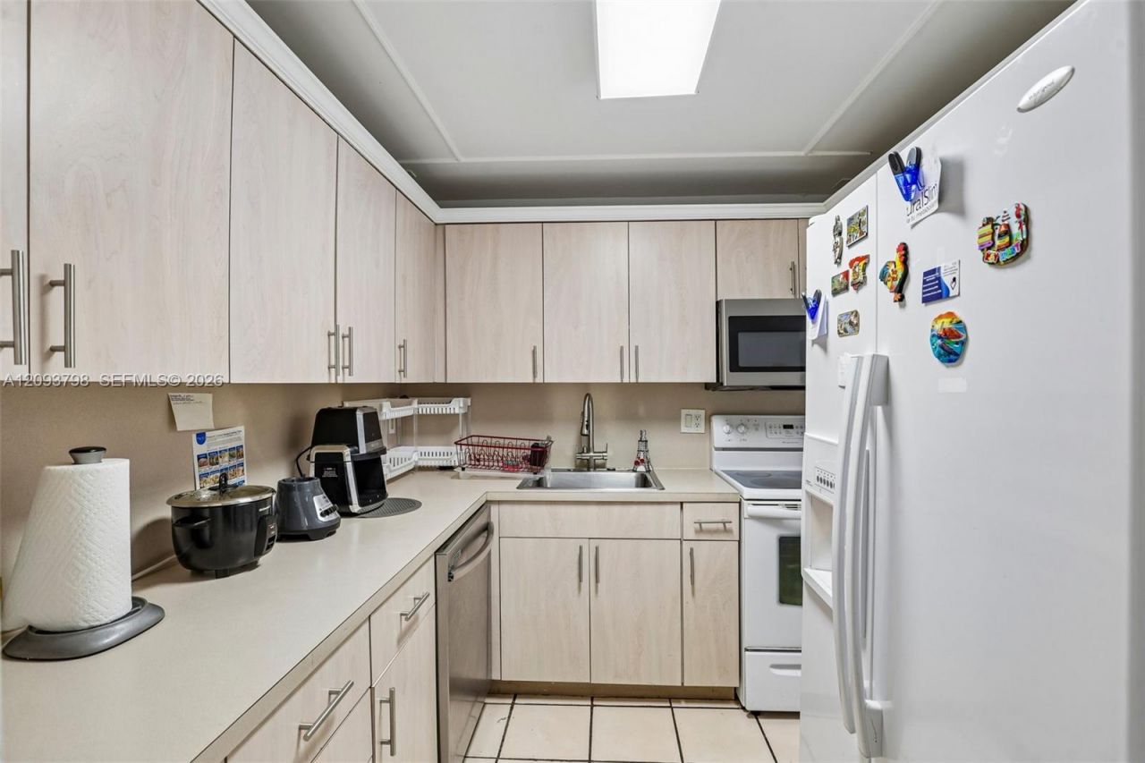 1825 W 44th Pl , Unit 208, Hialeah, FL 33012 Photo