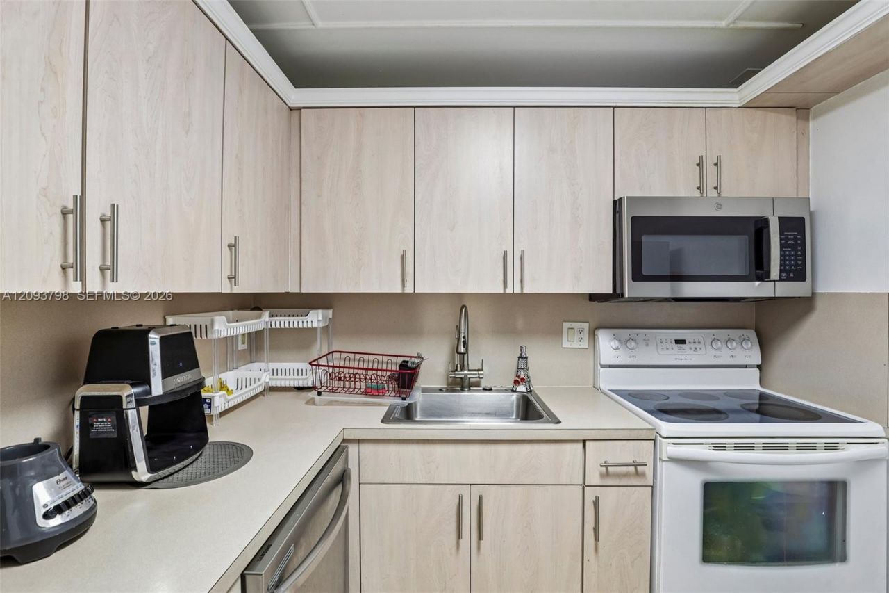 1825 W 44th Pl , Unit 208, Hialeah, FL 33012 Photo