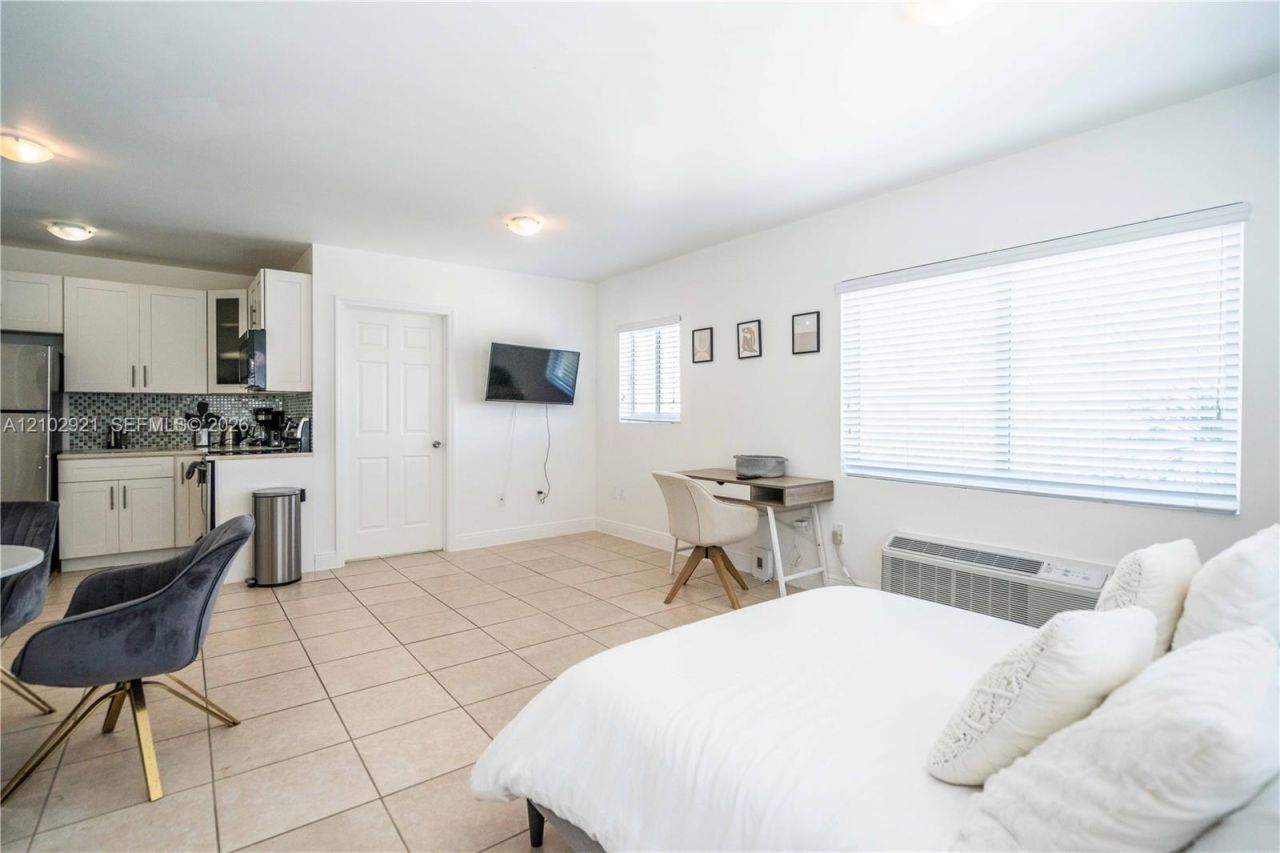 6971 Carlyle Ave , Unit 204, Miami Beach, FL 33141 Photo