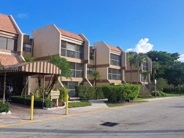 240 Lakeview Dr , Unit 106, Weston, FL 33326