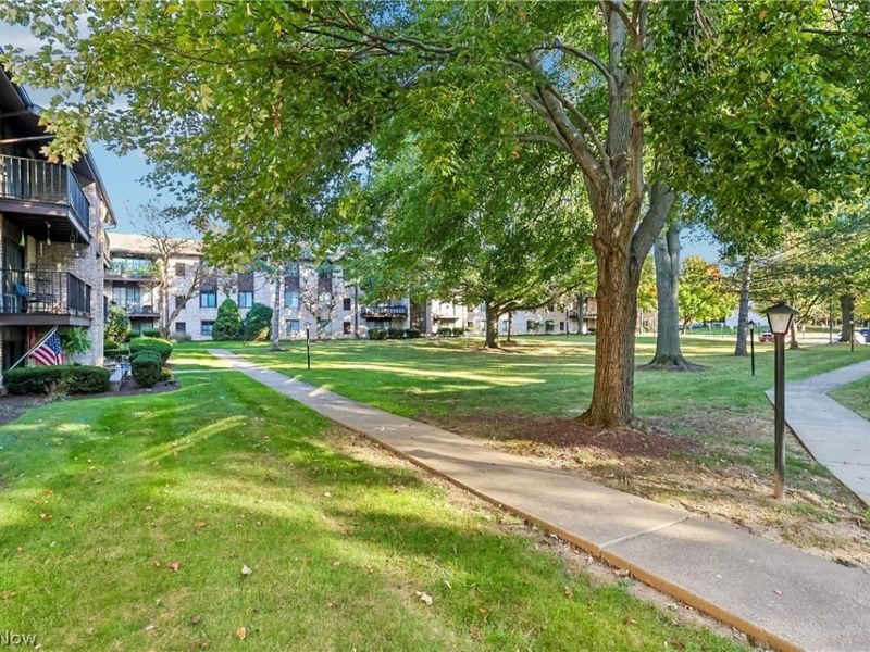16410 Heather Lane, Unit F103, Middleburg Heights, OH 44130 Photo 4