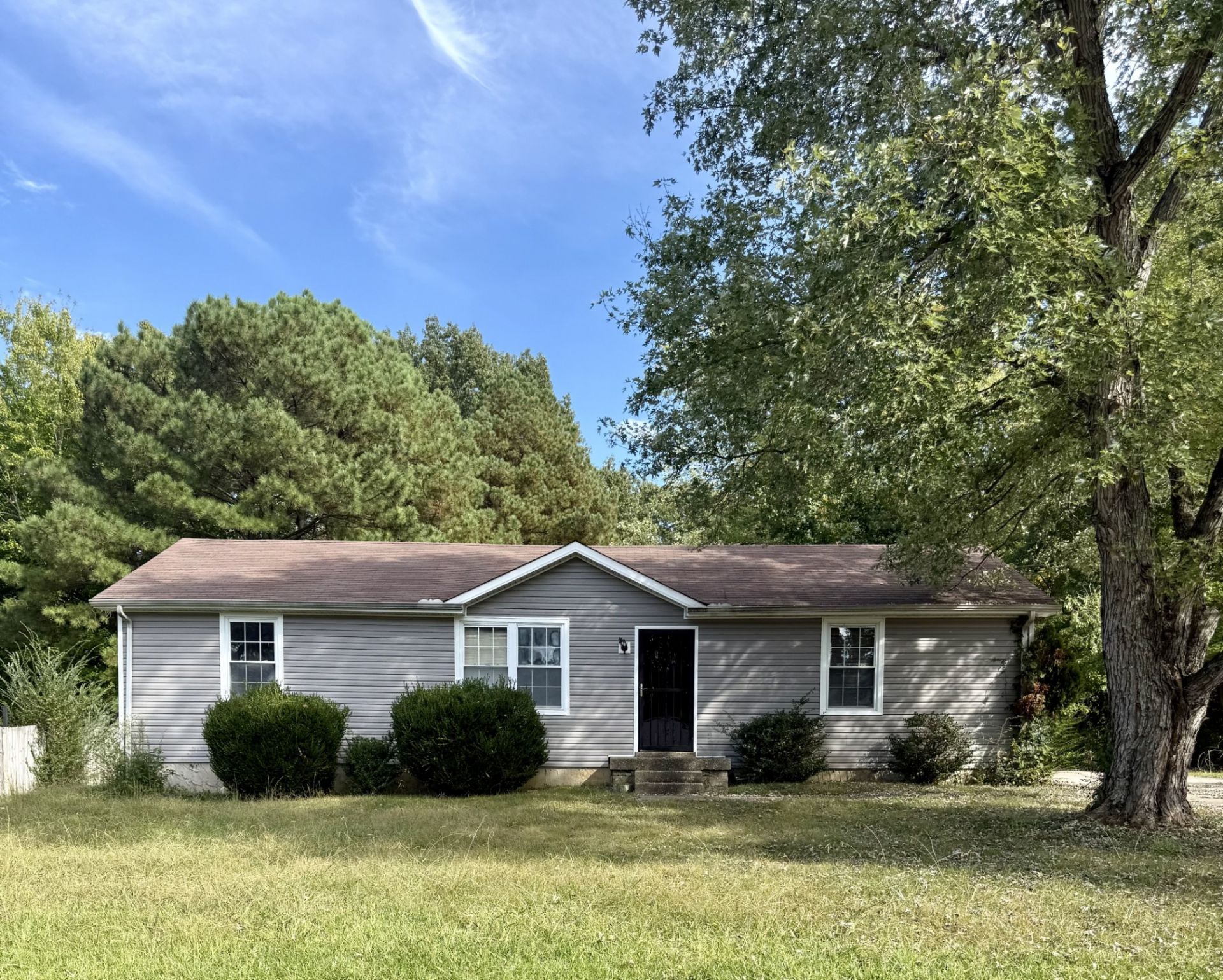 535 Roselawn Dr, Clarksville, TN 37042 Main Photo