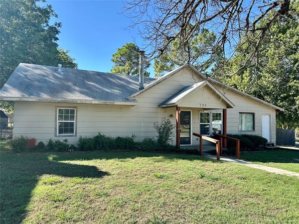 703 E Wynnewood Avenue , Sulphur, OK 73086