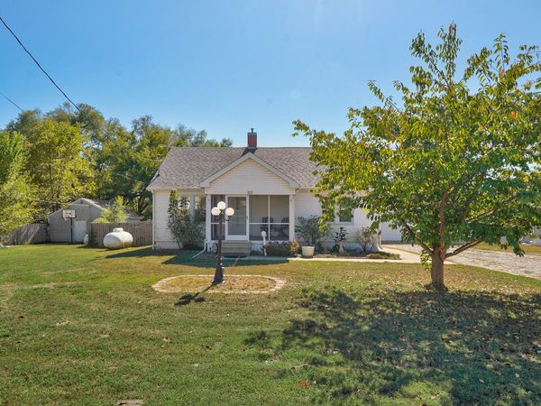 812 E Locust Street , Bolivar, MO 65613