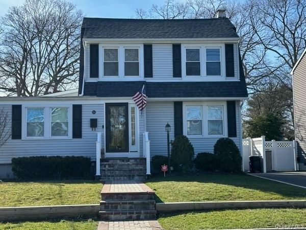 26 Frederick Avenue , Babylon, NY 11702