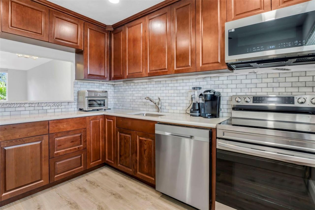 6770 Royal Palm Blvd , Unit 211L, Margate, FL 33063 Photo