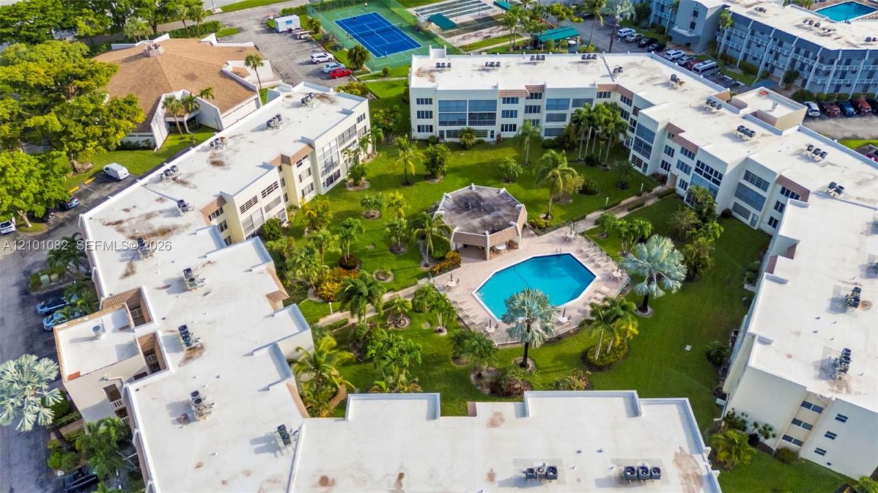 6770 Royal Palm Blvd , Unit 211L, Margate, FL 33063 Photo