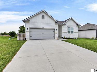 20882 Camelback Avenue, Gretna, NE 68028