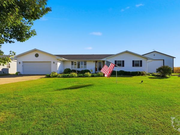 1915 E 1850N Road , Watseka, IL 60970