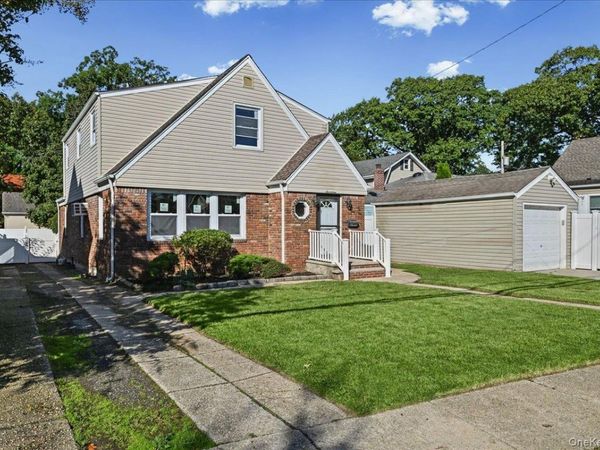 17 President Street , Lynbrook, NY 11563