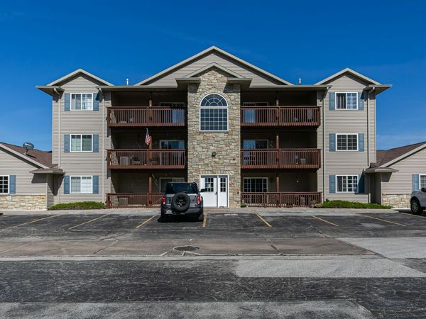 121 E Price Street, Unit 202, Eldridge, IA 52748