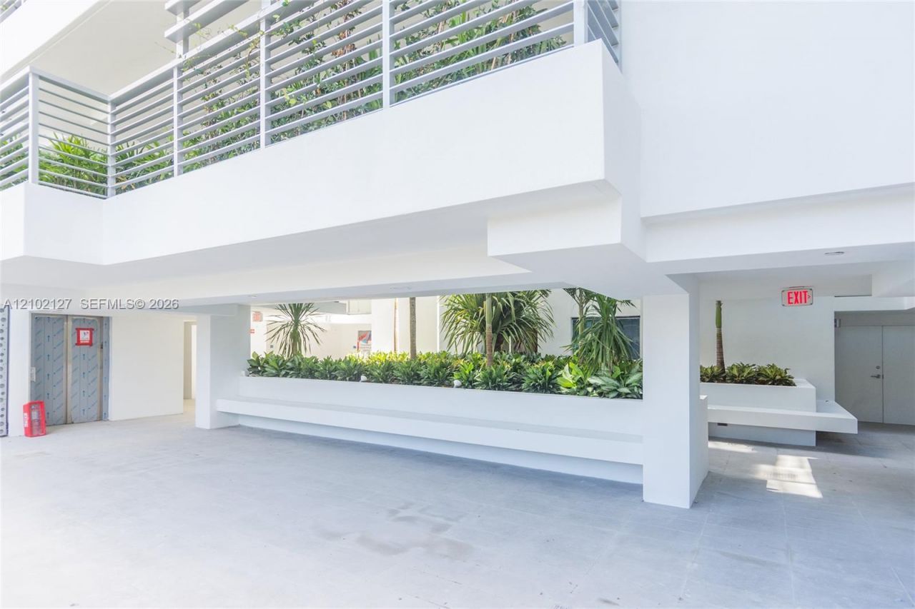 1100 100th St , Unit 302, Bay Harbor Islands, FL 33154 Photo