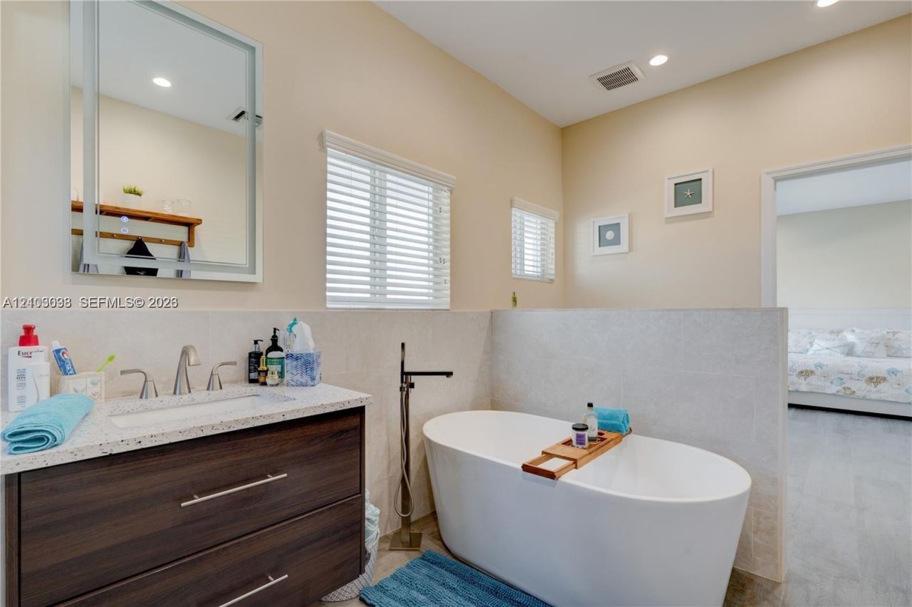 48 S Andros Rd , Key Largo, FL 33037 Photo