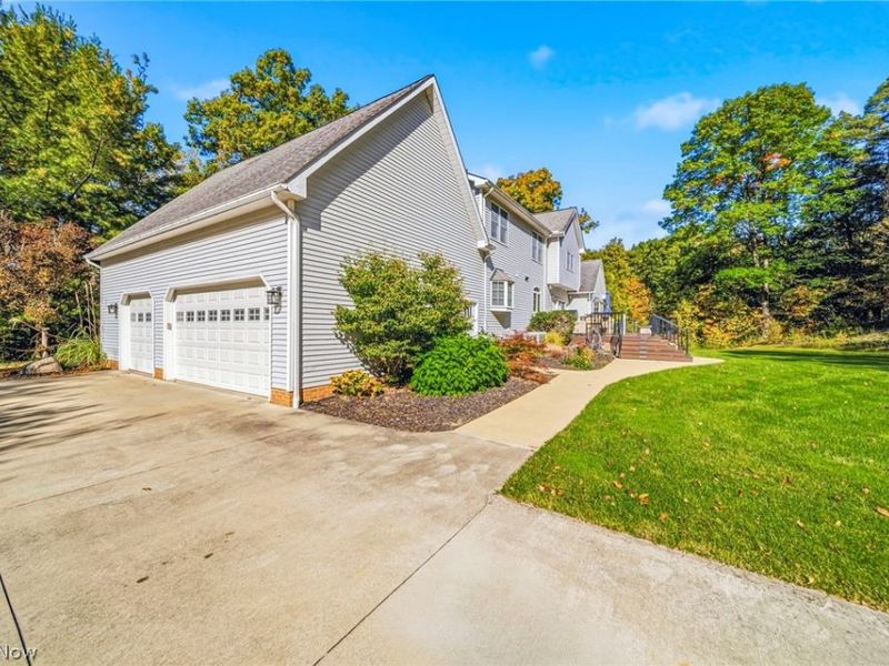 10893 Lakebrook Drive , Kirtland, OH 44094 Photo 3