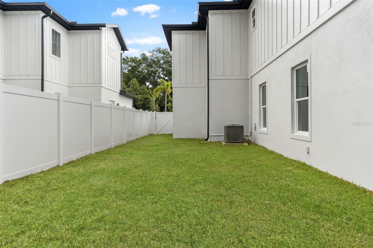 10154 Hodson Place , Seminole, FL 33776 Photo