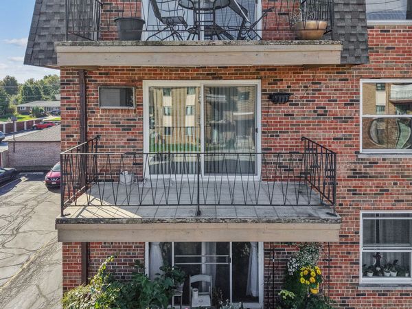 9143 S Roberts Road , Unit 21, Hickory Hills, IL 60457