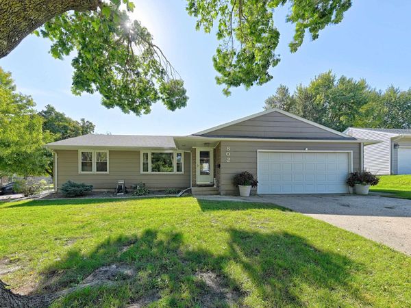 802 W 6th Avenue N, Estherville, IA 51334