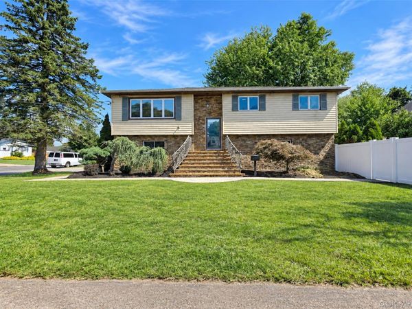 685 Carlls Path , Deer Park, NY 11729