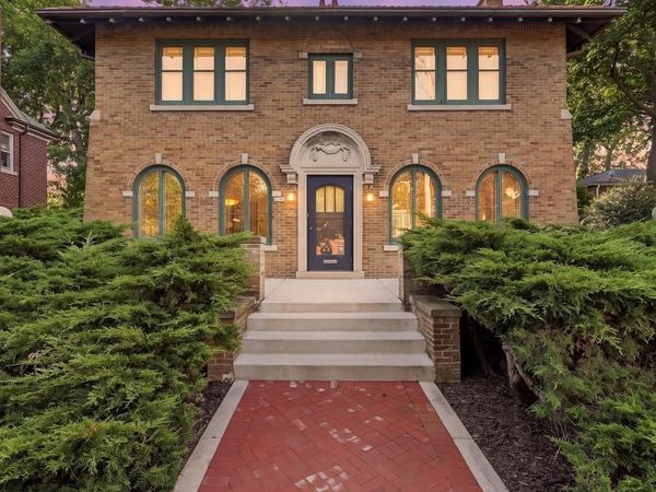 2522 N Summit AVENUE, Milwaukee, WI 53211