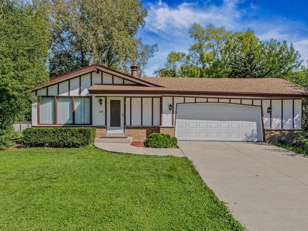 2330 S Brookside PARKWAY, New Berlin, WI 53151